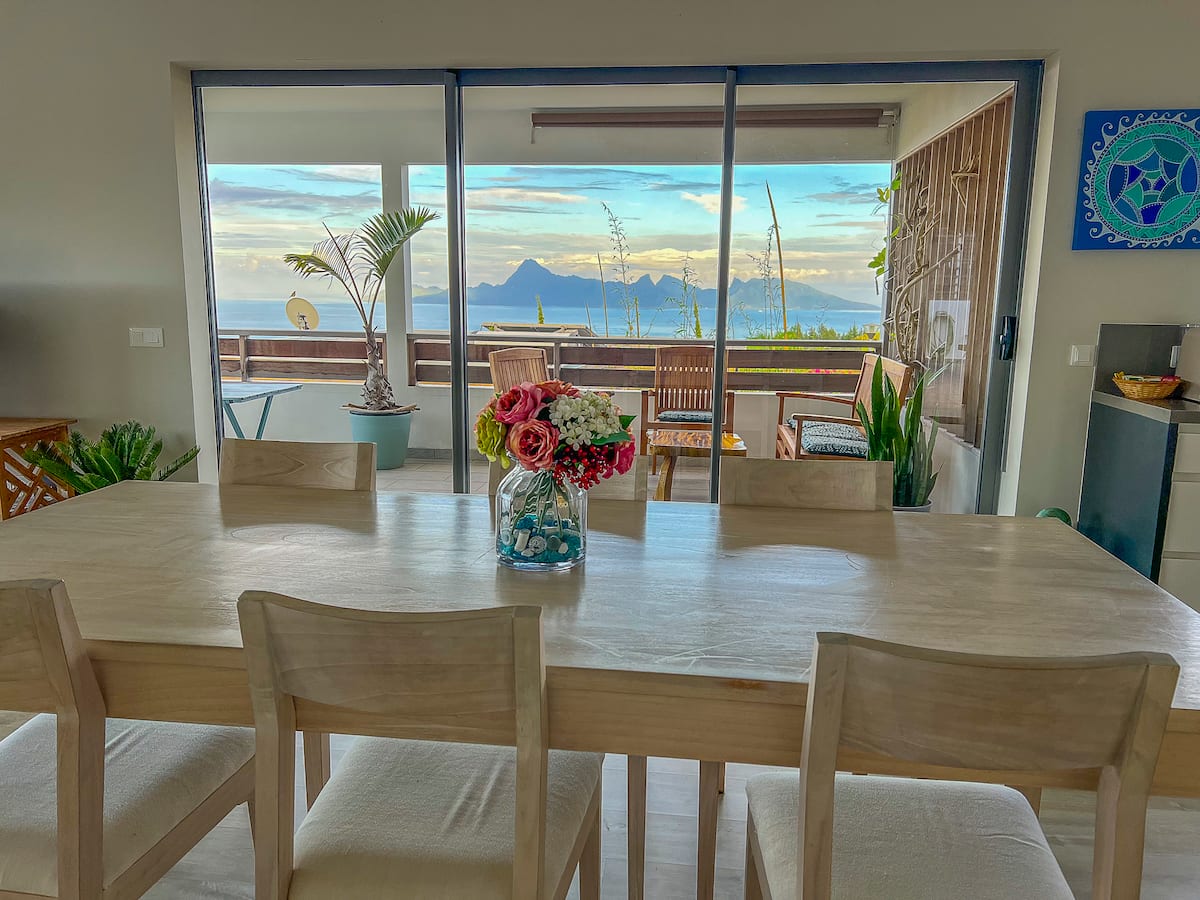 Vue panoramique sur Moorea depuis Fare Miri Ata